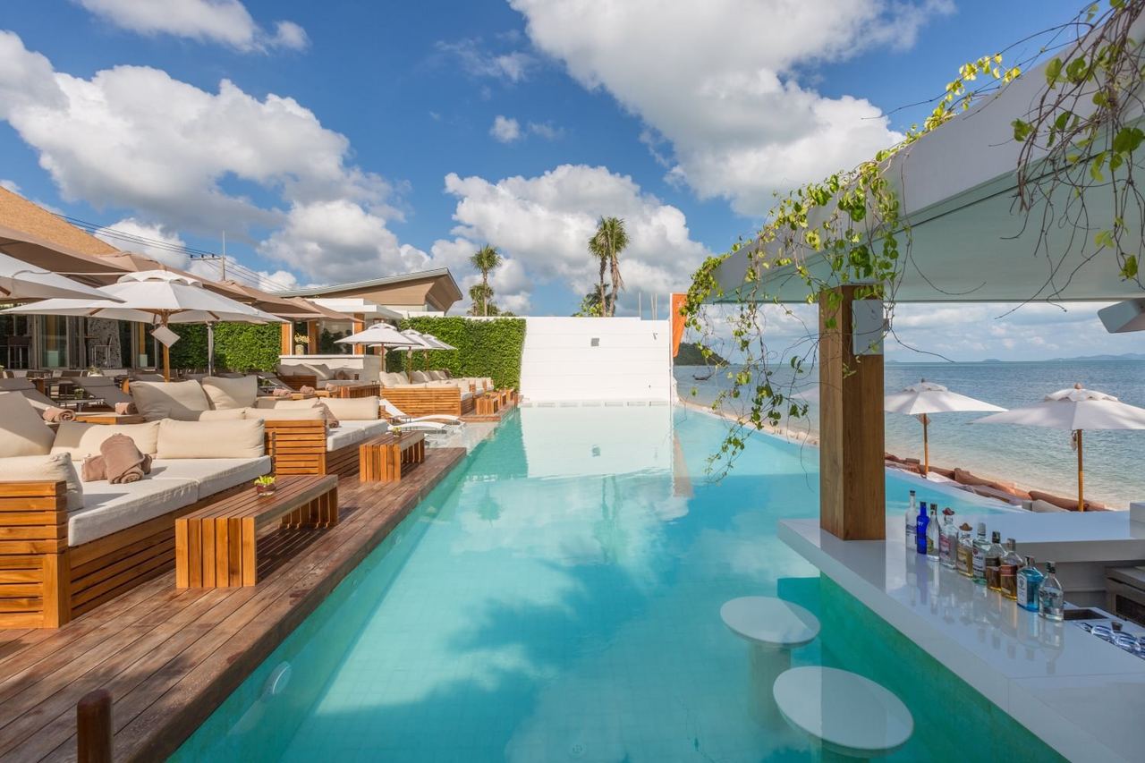 The swim-up bar and pool deck at Chi Samui, with the beach beyond